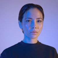 长发女性用户侧脸头像